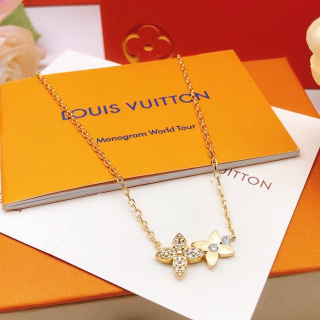 No.Lxl0101 Lv*Latest Old Flower Necklace Consistent Zp Brass Material