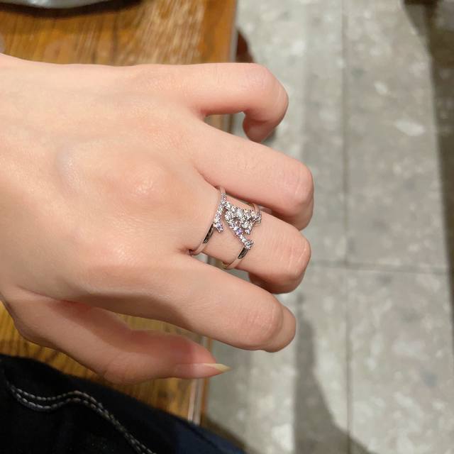 New Lv Louis Vuitton Hollow Logo Series Ring Is A Must-Have For Summer. You Can'