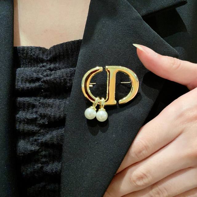 New Dior Cd Letter Brooch. The Same Brass Material As The Counter. Super Texture