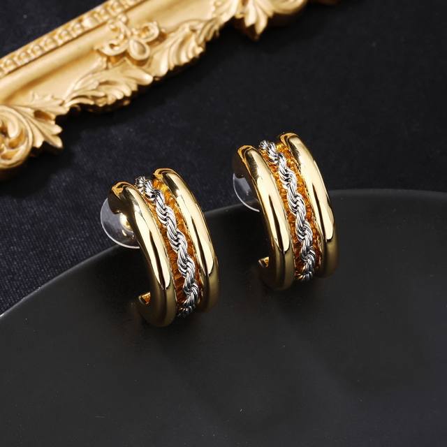 Celine Brass Material Popular And Versatile, A Very Playful Style, But The Workm