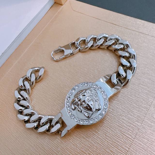 versace Versace Du Mesa Logo Bracelet Is Handsome And Cool, Revealing A Hint