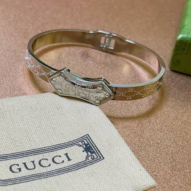 Look For The Exclusive Series Of Thickened And Widened Gucci Bracelets. The Brac