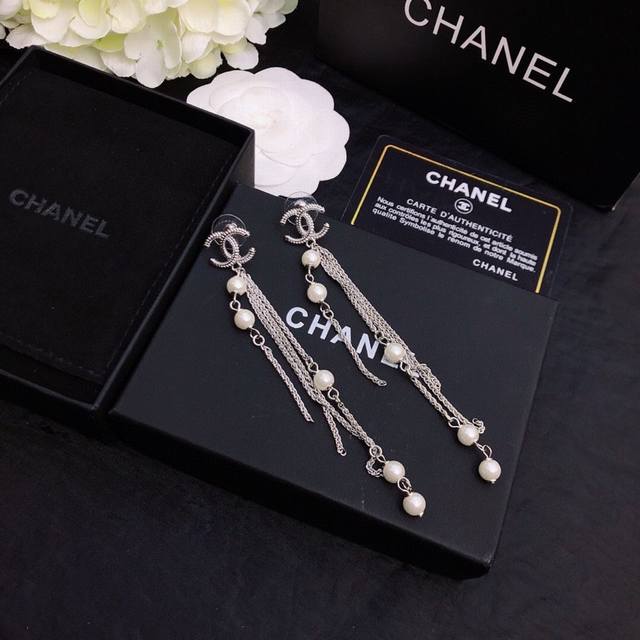zp Chanel Double C Earrings Are Elegant And Generous. The Exquisite Design An