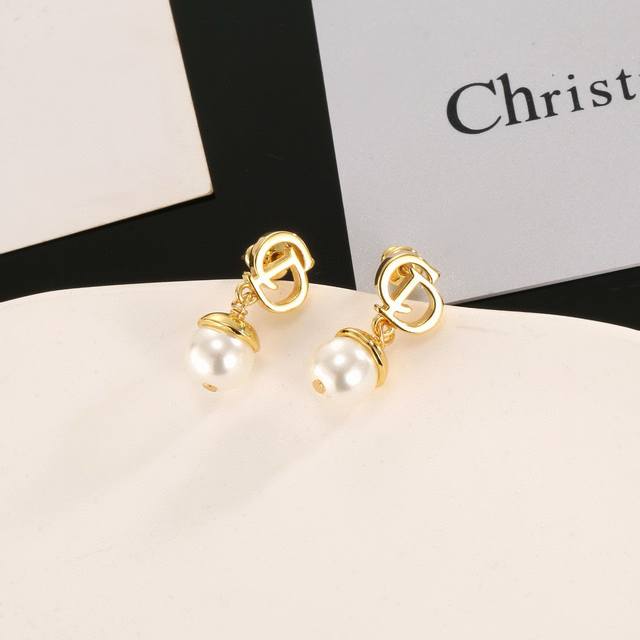 Dior's Hot-Selling New Earrings Are New Cd Letter Pearl Retro Earrings, Not Ordi