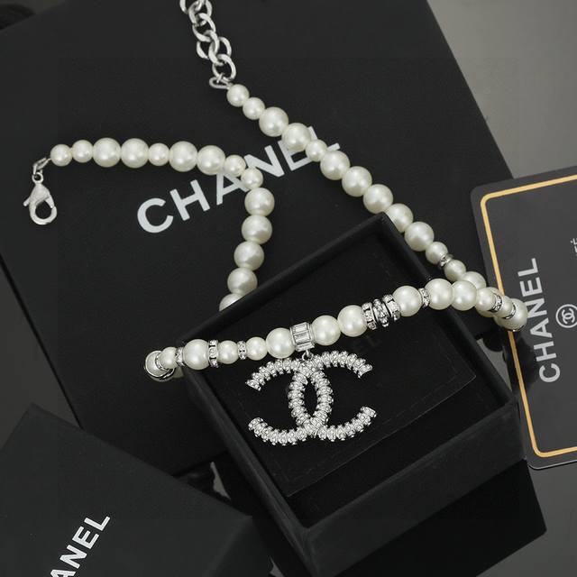 Chanel Pearl Necklace Has A Simple Design Yet Is Fashionable. The Perfect Collis