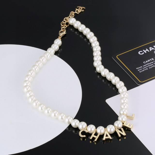 The Latest Chanel Chanel Letter Pearl Necklace Sweater Chain Is Very Beautiful ,