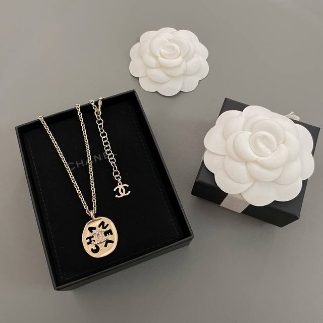 Our Product Is The Hollow Necklace Zp5200. It Is Simple And Creative. The Protru