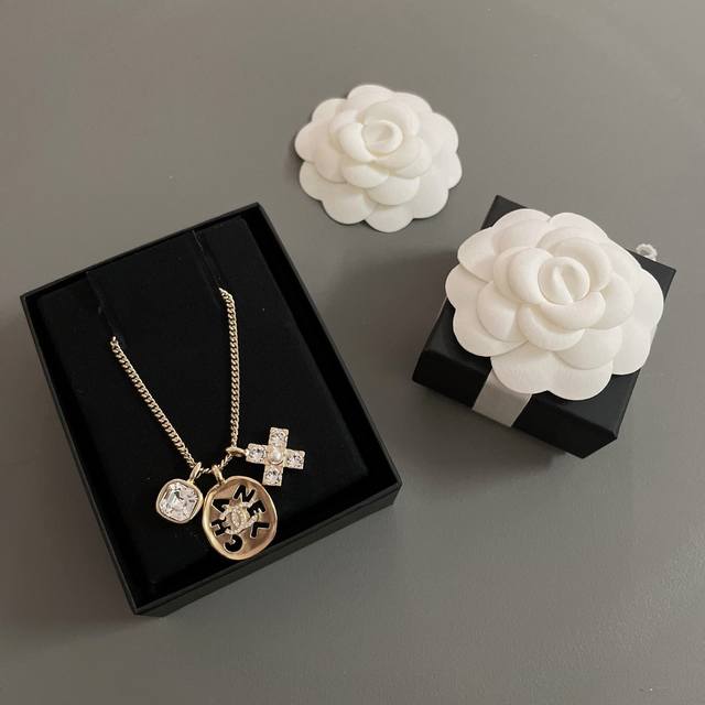 Our Three-Part Necklace Zp7100 Is So Beautiful And Fairy. It Is The Most Worthwh