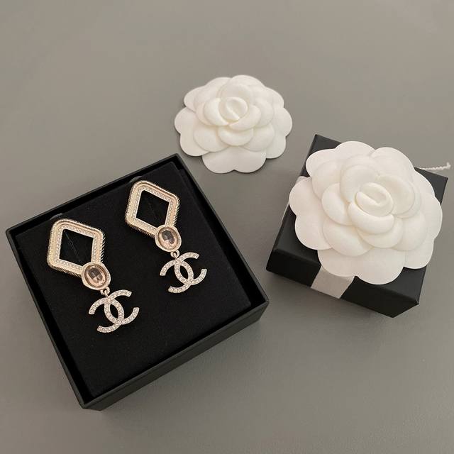 We Produce The Fragrant Diamond Earrings Zp6200. A Very Elegant Diamond Hollow D