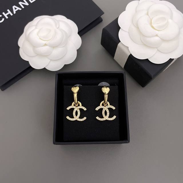 Our Product Is The Fragrant Heart Hanging C Ear Hook Zp5300, Beautiful Enough To