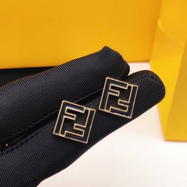 No.Fded0021 Fendi Square Earrings Black Oil Drop