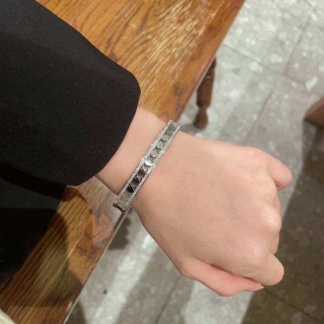 New Product Original Goods Lv Letter Hollow Bracelet Louis Vuitton Louis Vuitton