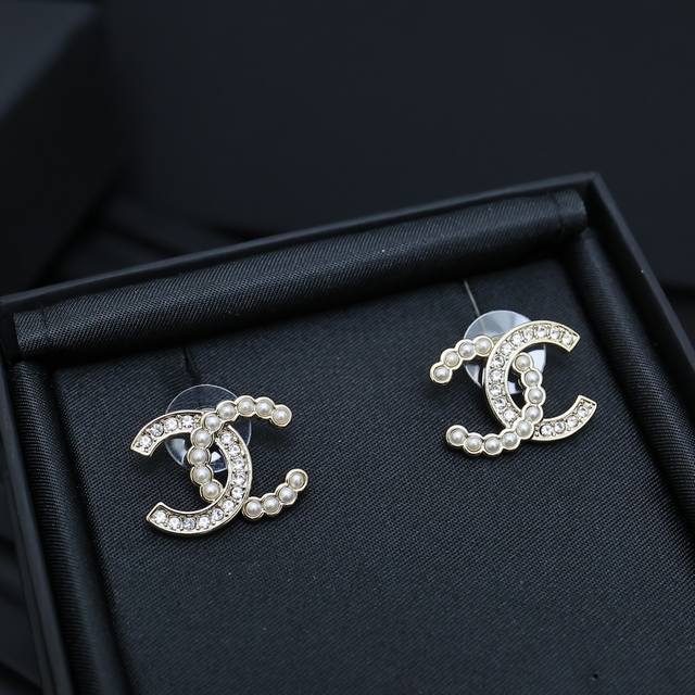 chanel Half-Diamond Pearl Earrings Are Of Moderate Size The Ceiling Of Double