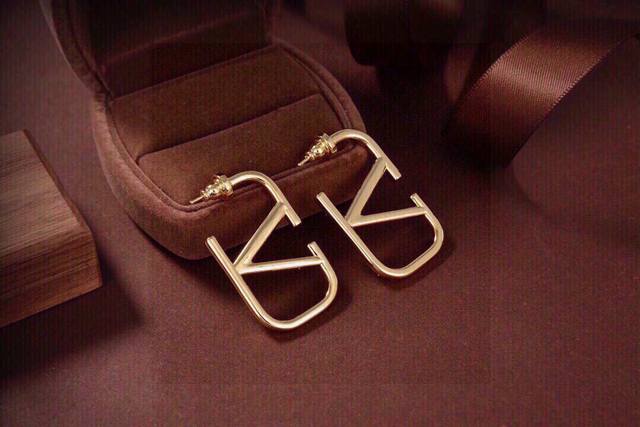 valentino Valentino Earrings Are A New Hit On The Internet. Simple And Stylis