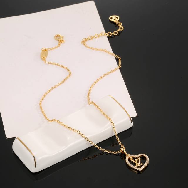 Louis Vuitton Letter Heart Peach Necklace Inherits Exquisite Craftsmanship And P