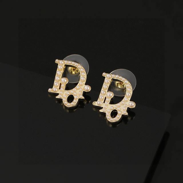 Dior's Hot-Selling New Earrings, New Cd Letter Pearl Retro Earrings, Not Ordinar