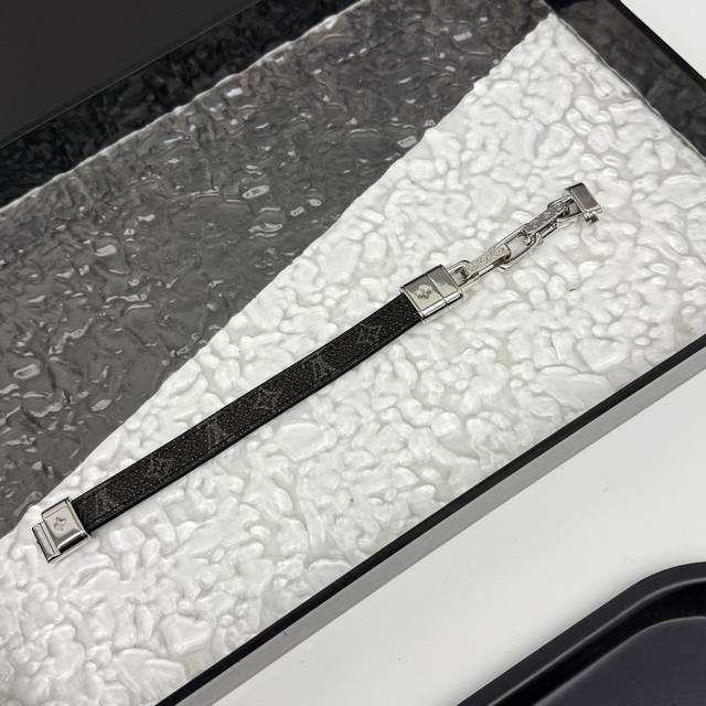 lv Links Bracelet M8405E The Lvlinks Bracelet Is Made Of Leather And Classic