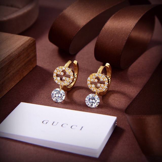 Gucci Earrings Are Fashionable Accessories. Good Style Is Not Enough. The Detail