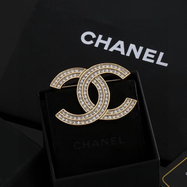 ch Nel's Latest Crystal Brooch Indescribably Classy And Pleasing To The Eye C