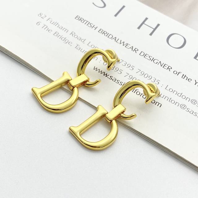 dior Earrings Are Hot-Selling And Are Now On Sale. Dior Gold Cd Letter Earrin