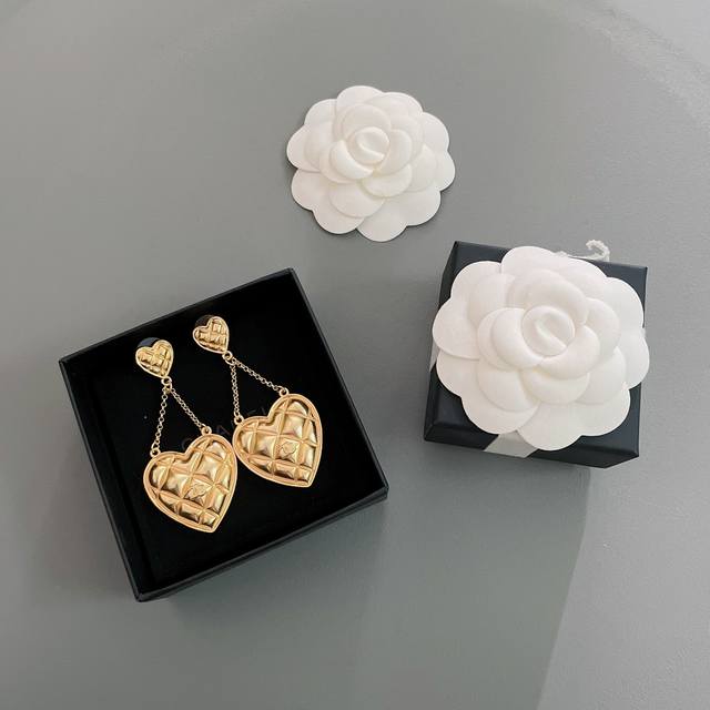 We Don't Like Big And Small Heart Earrings. We Love Vintage. We Must Not Miss Th
