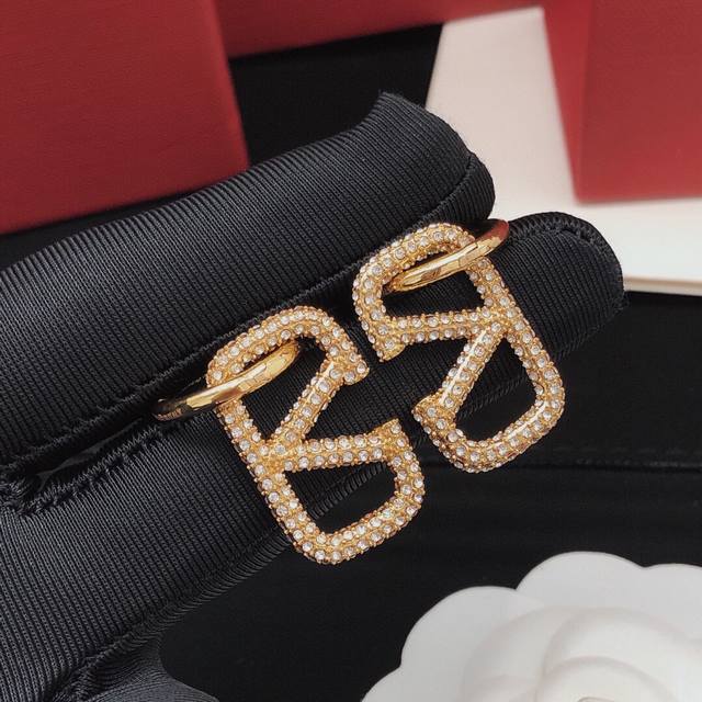 No.Ved0042 Valentino Ear Hook Pendant V Letter Inlaid With Diamonds