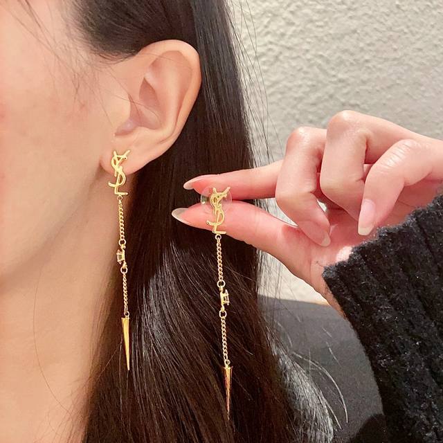 New Ysl Saint Laurent Earrings Are Always More Beautiful Than Classic Chanel In