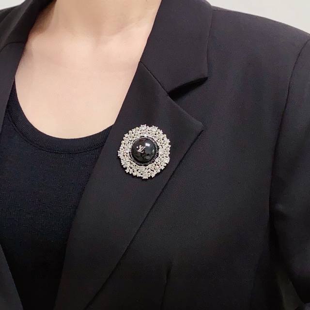 lv Counter New Models Are Released Simultaneously. The Diamond Brooch Is The