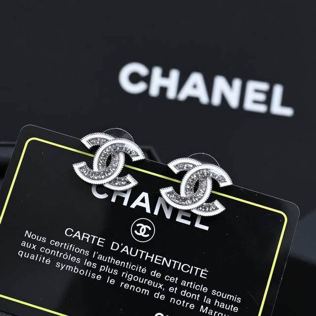 chanel25C The Sequined Double C Earrings Are So Beautiful That They Make Your