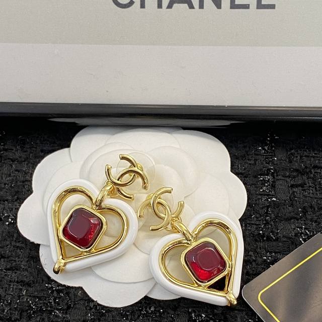 Code E2093 Chanel Earrings Hot Sale New Zp Chan 23 Retro Big Heart Enamel Earrin