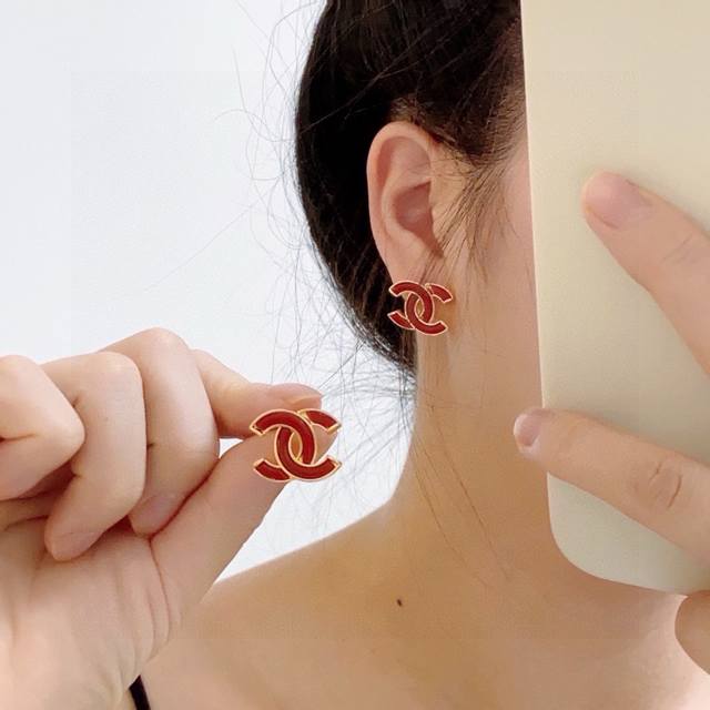 New Chanel Xiaoxiang New Year Red Earrings Are Available At The Counter At The S