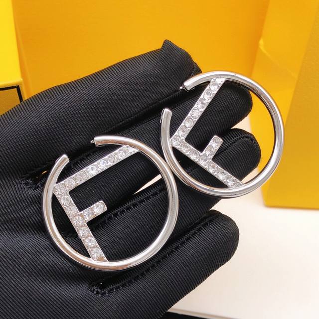 No.Fded0028 Fendi Round Earrings F Inlaid With Diamonds Silver Round