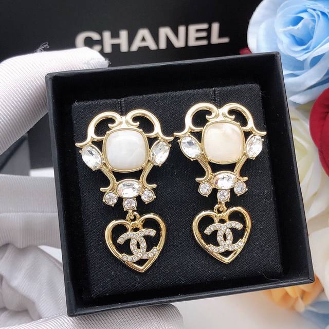 No.Xed0102 Chanel Earrings With Heart Tassels And Diamonds