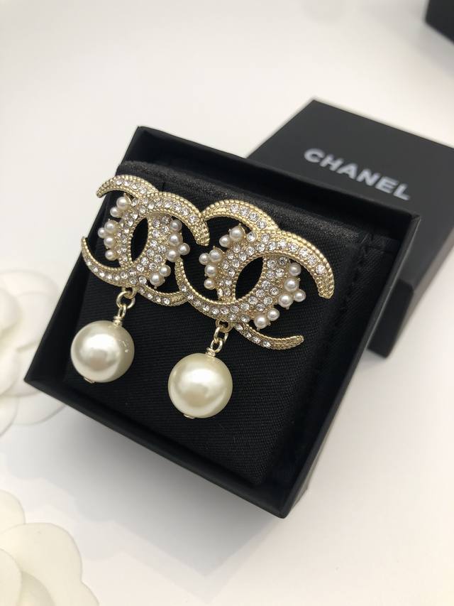 No.Xed0036 Chanel Classic Twist Earrings With Pearl Accessories Personalized Mic