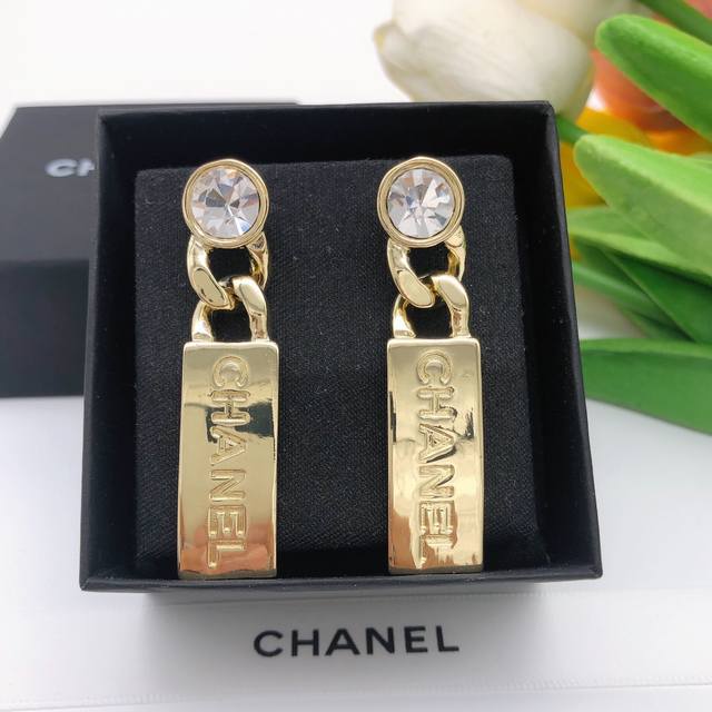 No.Xed0664 New Hanging Earrings With Single Earrings And Tassels. The Square-Sha