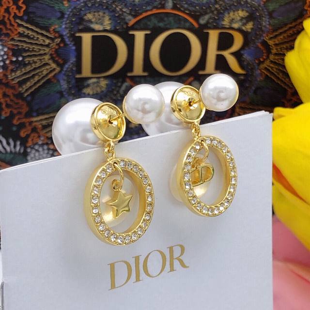 No.Ded0078 Dior New Large And Small Pearl White Shell Earrings Super Hot Holiday