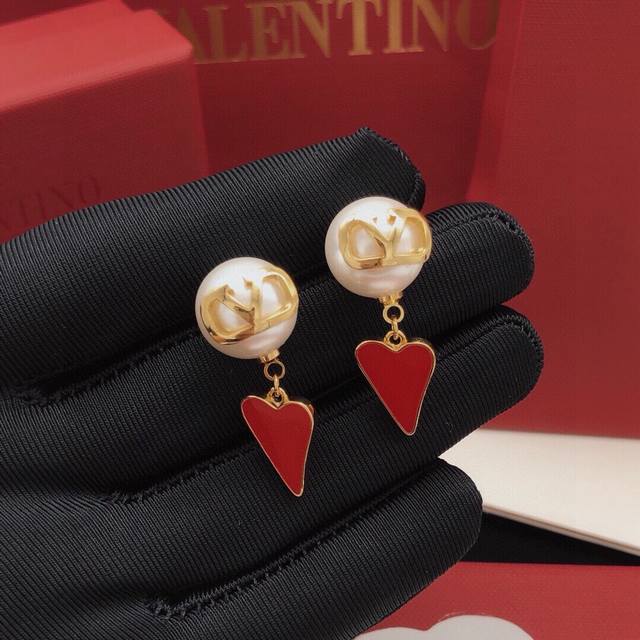 No.Ved0029 Valentino Earrings With Pearl Pendant And Heart Shape