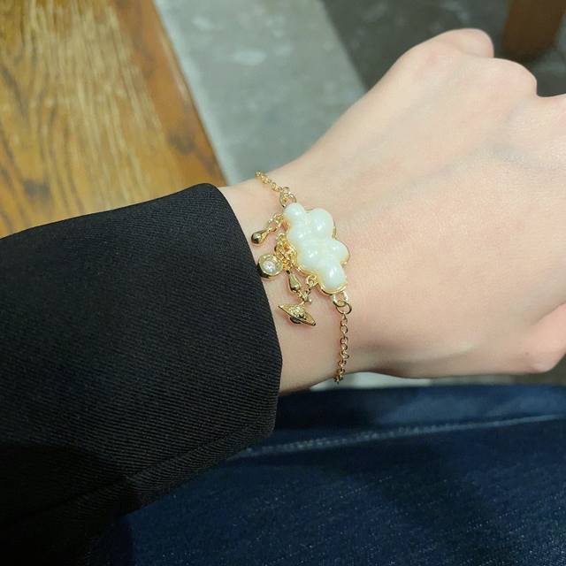The Queen Mother's Cloud Bracelet Is So Delicate. I Like This Small And Delicate