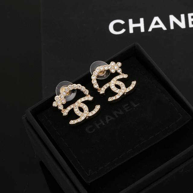 chanel The Hottest Item In Chanel. The Most Classic Style. The Elegant Earrin