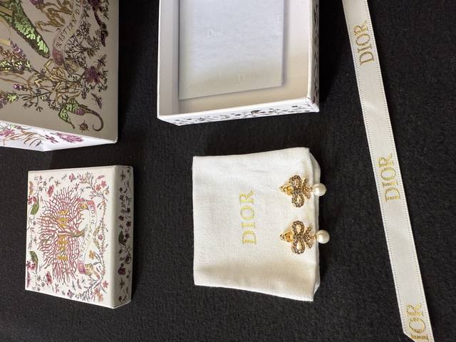 I Will Really Fall For This Pair Of Earrings 25 New Golden Bow Pearl Pendant Ear