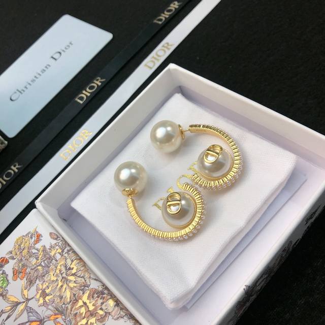 dior Dior Letter Earrings New Models Are On Sale At The Counter. They Are So