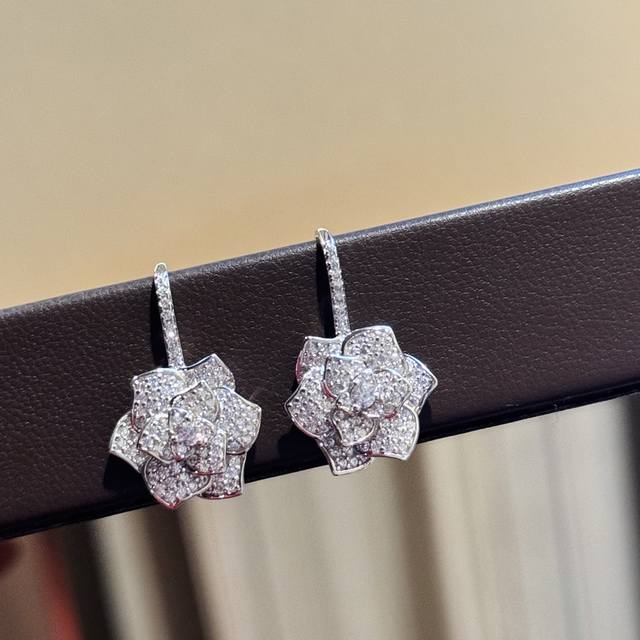 a5731 There Are Many Beautiful Accessories, But Few Styles That Make People's