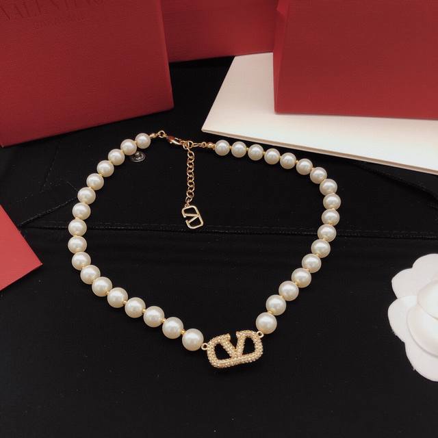 No. Valentino Pearl Necklace V-Shaped Diamond