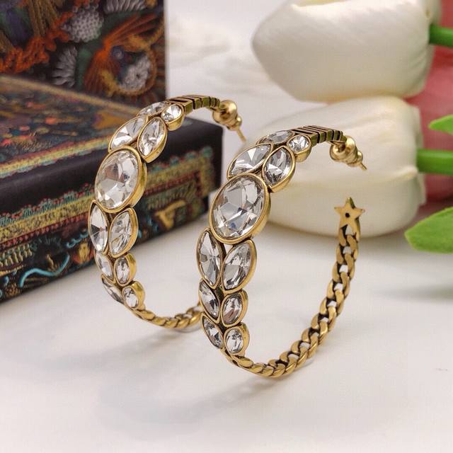 No.Ded0277 Arrived Dior Star-Like Horse-Eye Diamond Earrings, Worn On The Left E