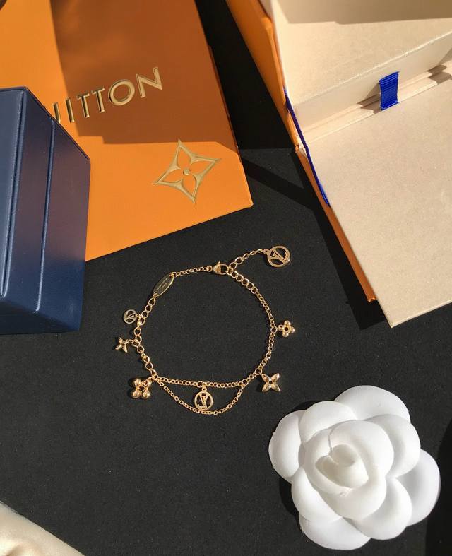 p Price Small Flower Bracelet, A Bargain Among Luxury Goods Jewelry Bracelet
