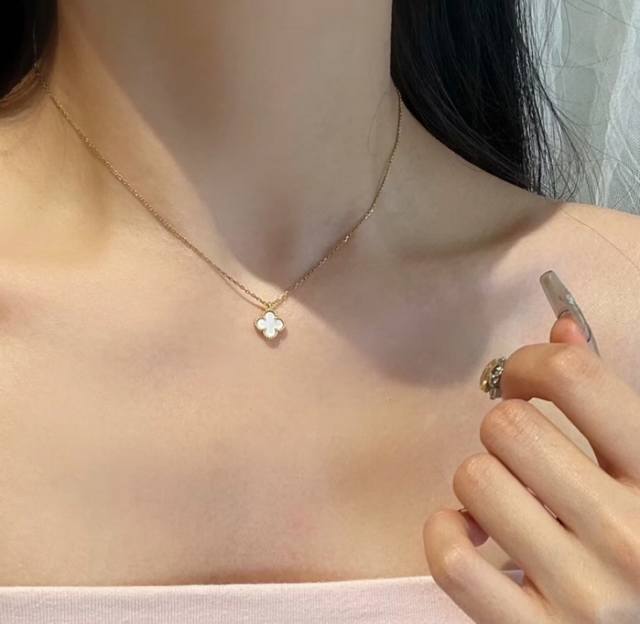v Gold-Plated Vca Mini Premium White Mother-Of-Pearl Four-Leaf Clover Necklac