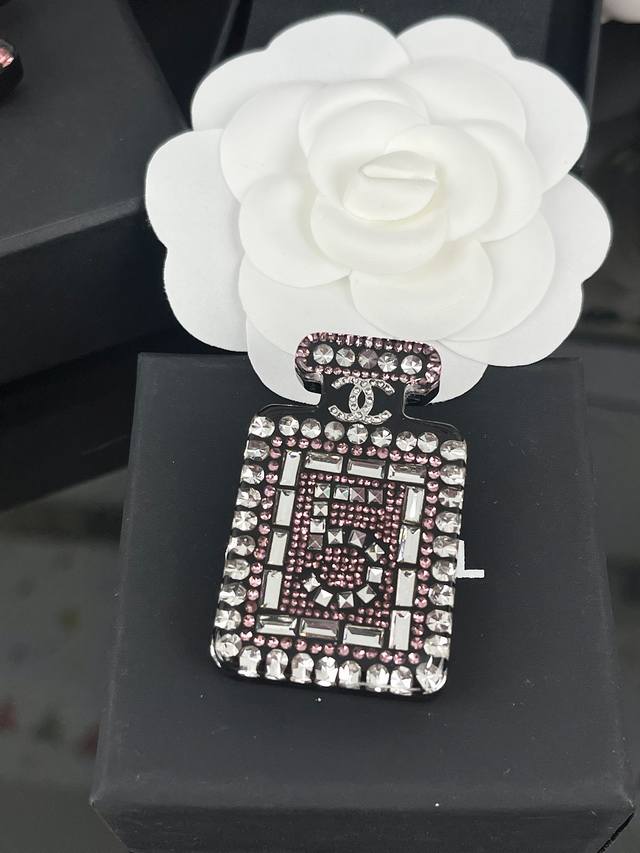 No.987 Chanel Square Diamond Splicing Perfume Bottle Resin Brooch