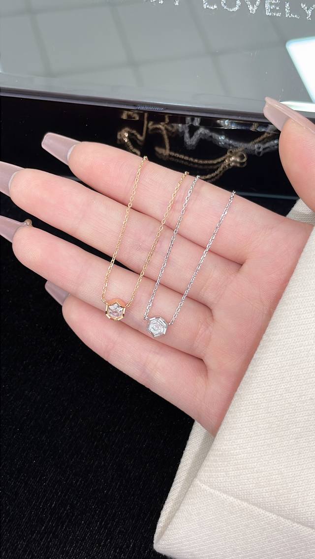p Price Bee My Love Single Diamond Pendant Is Inlaid With 1 Queen-Shaped Hexa