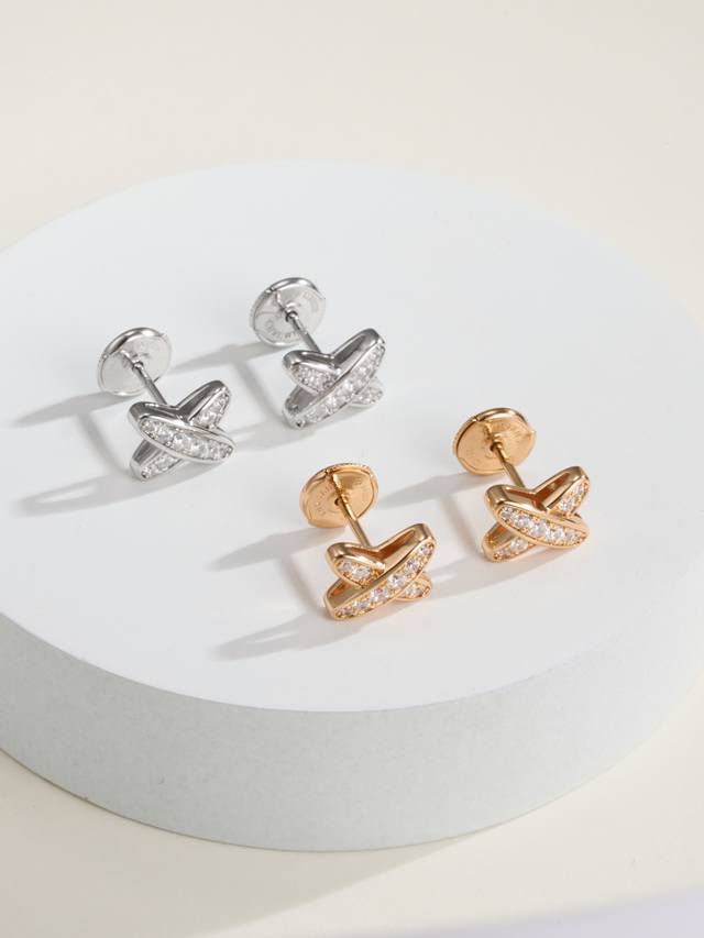 p Price Liens: Simple And Stylish, Exquisite, Small Earrings Reveal Elegance