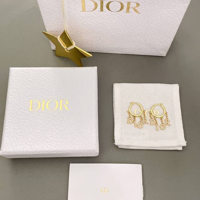 High Quality Details As Shown In The Picture 0850100 D Full Diamond Letter Earri